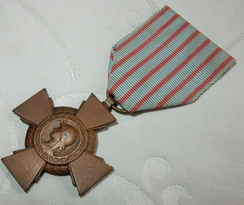 WW2 FRENCH WAR MEDAL MILITARY CROIX DU COMBATTANT WORLD WAR II - FRANCE