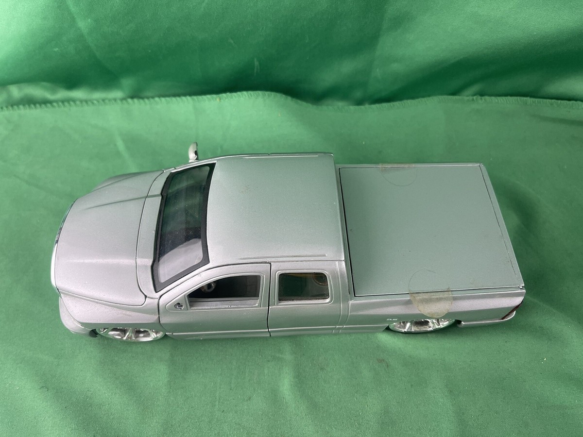 JADA DUB CITY 2003 DODGE RAM 1500 TRUCK SILVER, SCALE 1:24 (READ