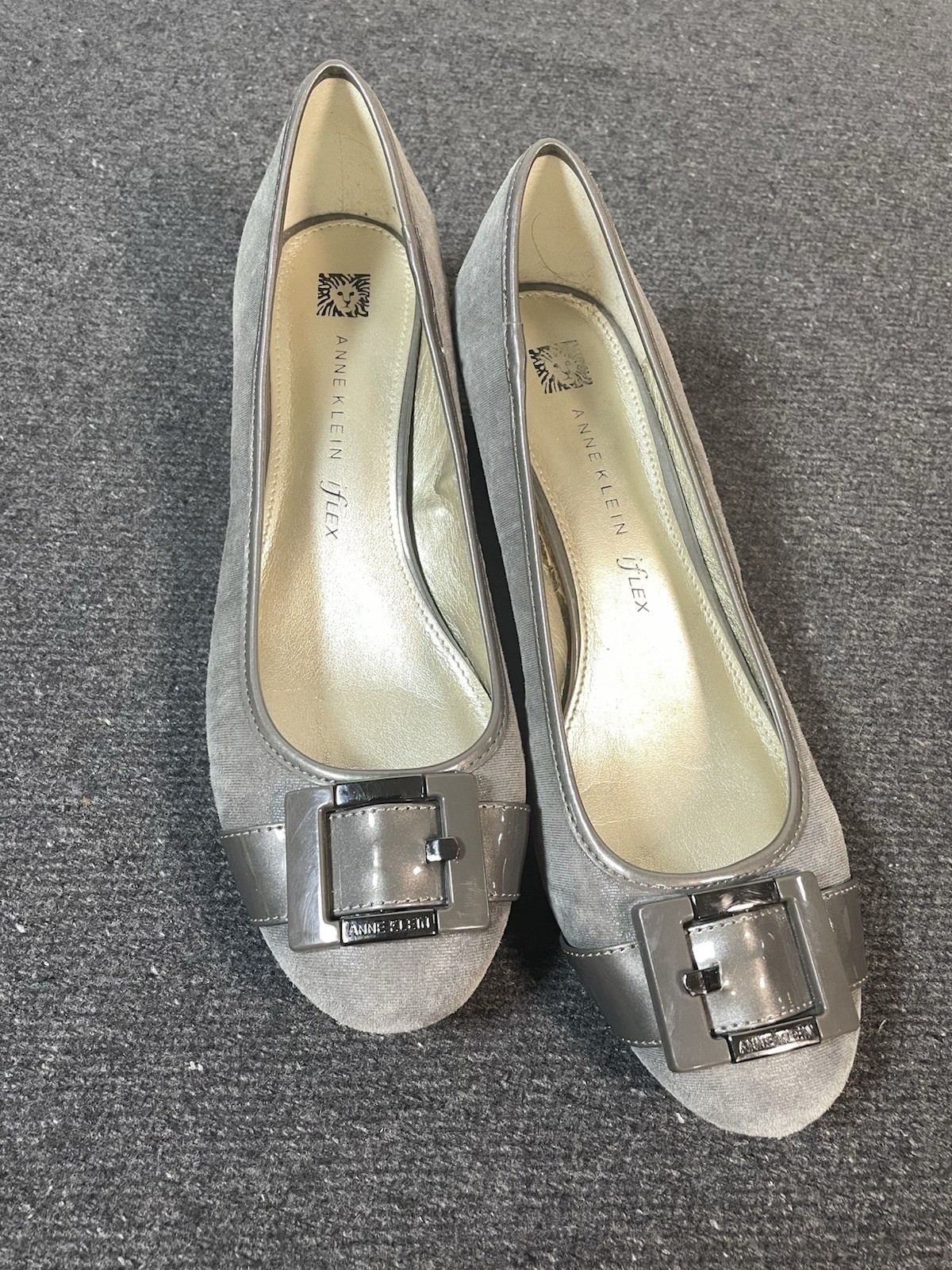 Anne Klein iFlex Heels Grey Silver Buckle Pumps Pointed Toe Comfort Office 8.5 M