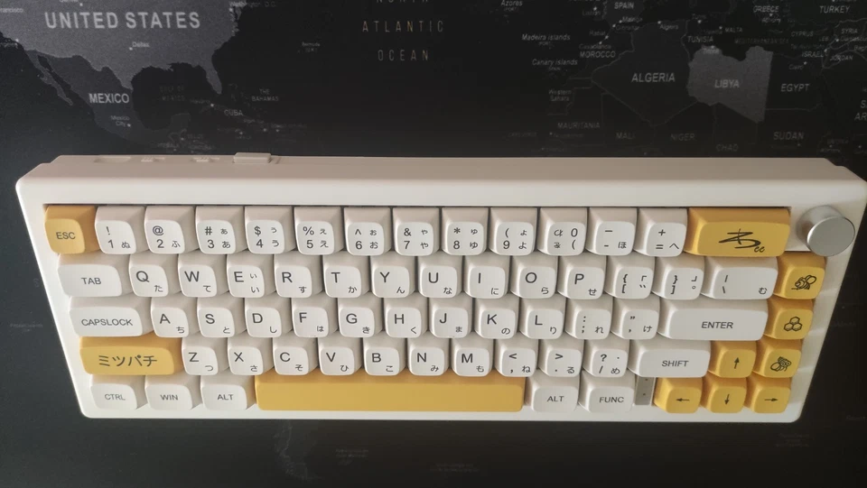 Custom Mechanical keyboard - GMK67 with Gateron Milky Pro Red Switches - Image 3 of 4