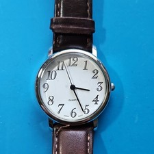Quartz Analog Wristwatch Brown Leather Strap Arabic Numerals
