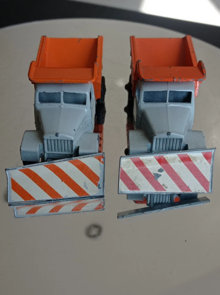 MATCHBOX LESNEY n 16 COPPIA CAMION SPAZZANEVE 2 PZ giocattolo Epoca SC 1:75 - Immagine 3 di 4