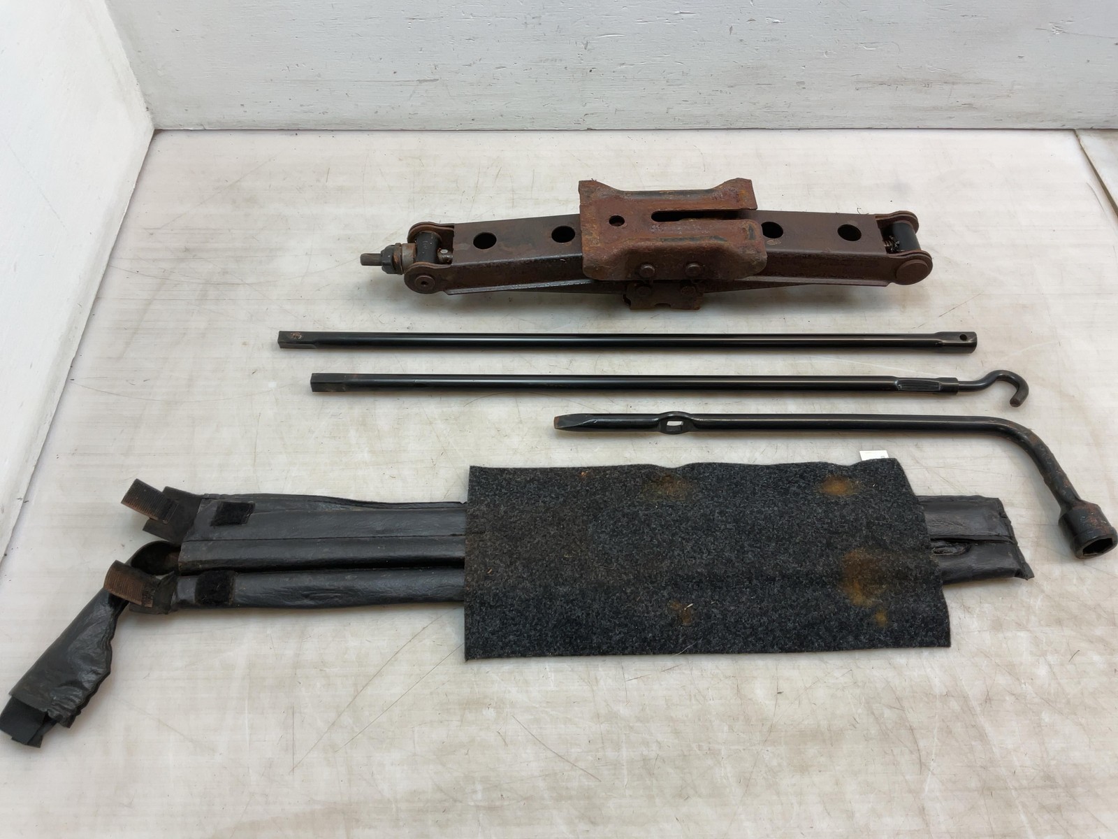 Jeep JK Wrangler OEM Rear Spare Tire Jack with Tools Assembly 2007-2017 060477