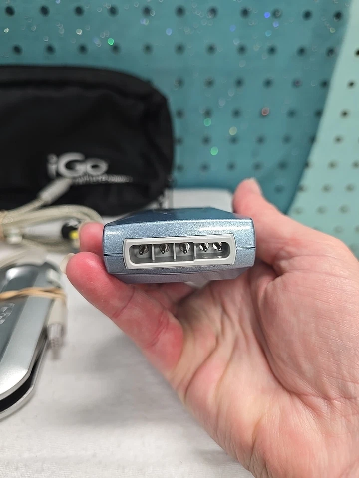 Paquete original iGo Everywhere 273-1785 con punta iGo, adaptador de carga para automóvil, bolsa Foto 3 de 4