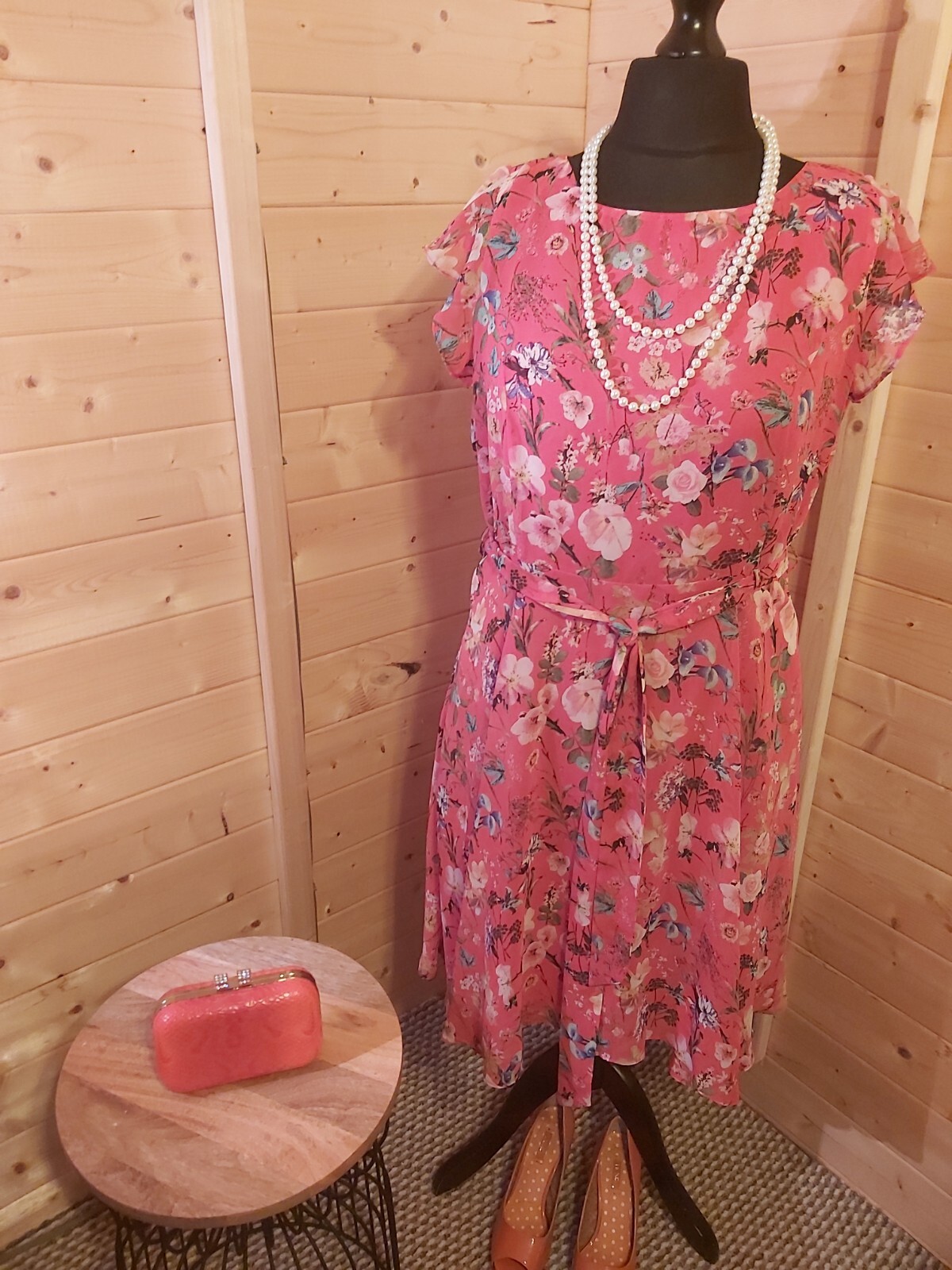 Ladies Wallis Vibrant Floral Lined Tea Dress..Size 16..Lovely Condition