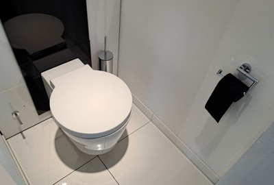 DURAVIT P. Starck Edition 1 Wand-WC mit Sitz + Dornbracht Meta Accessories