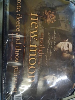 Twilight Saga New Moon Tote,fleece,and Throw Pillow Set
