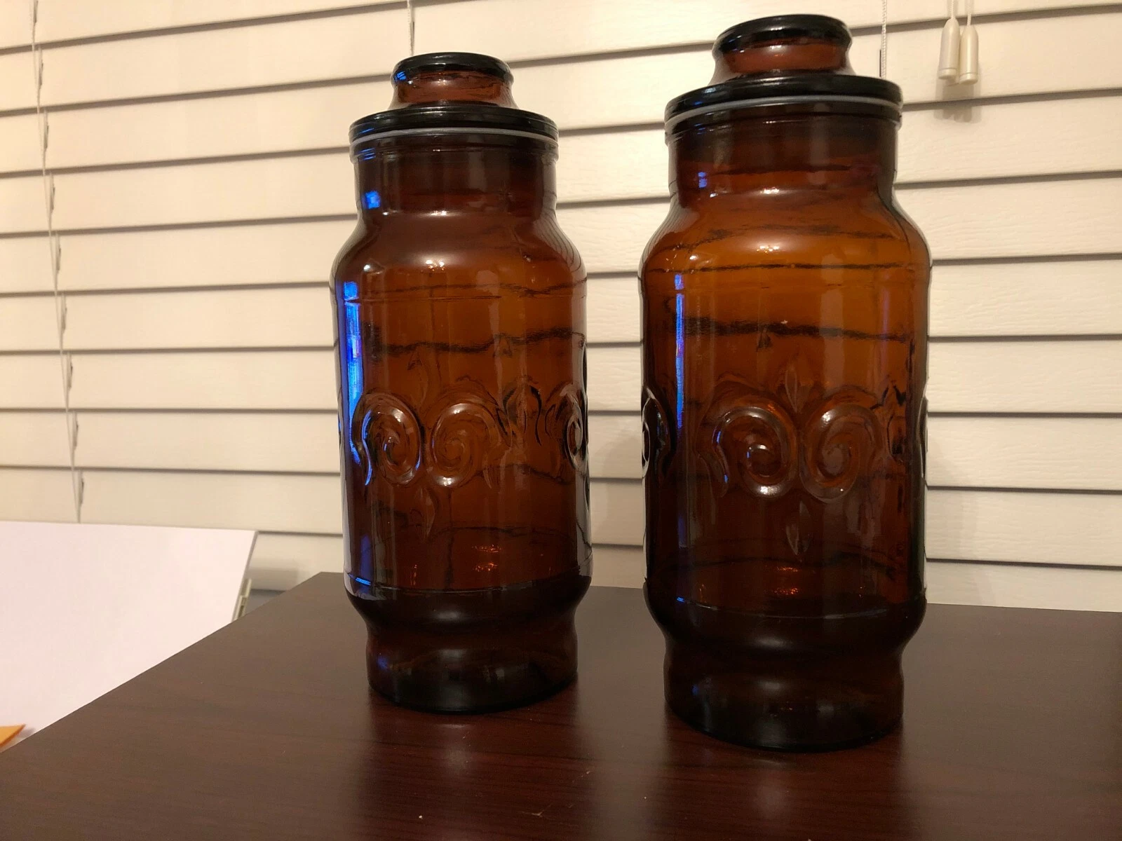 Vintage AMBER Set Of 2 FLEUR DE LIS Apothecary Canister Jars With Sealable Lids
