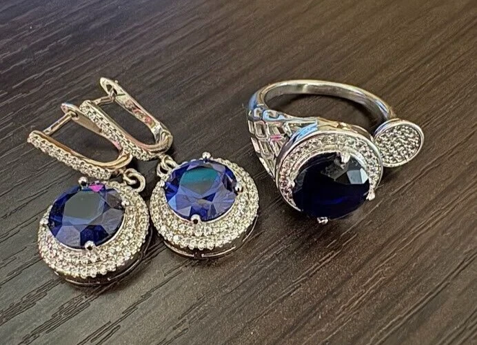 Juego de anillos y pendientes de plata de ley con zafiro y topacio blanco creado en laboratorio Foto 2 de 4