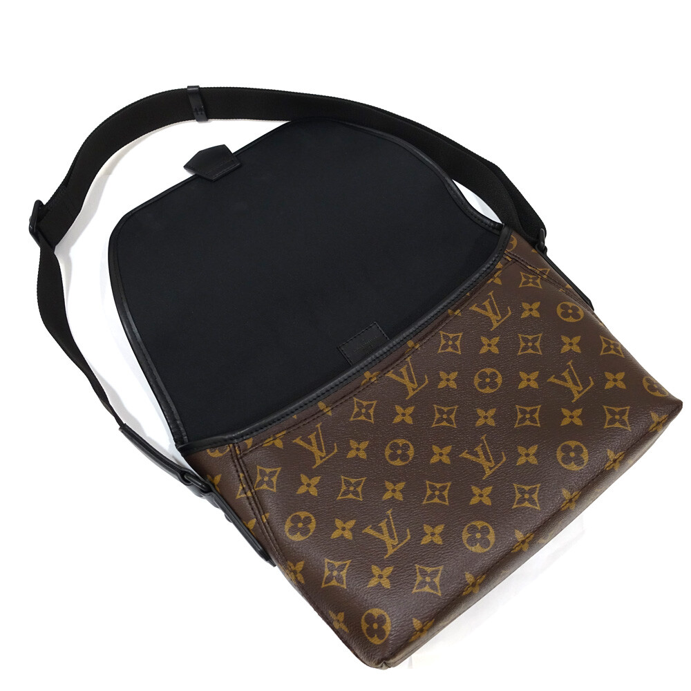 AUTH LOUIS VUITTON MAGNETIC MESSENGER BAG MONOGRAM MACASSAR M45557 