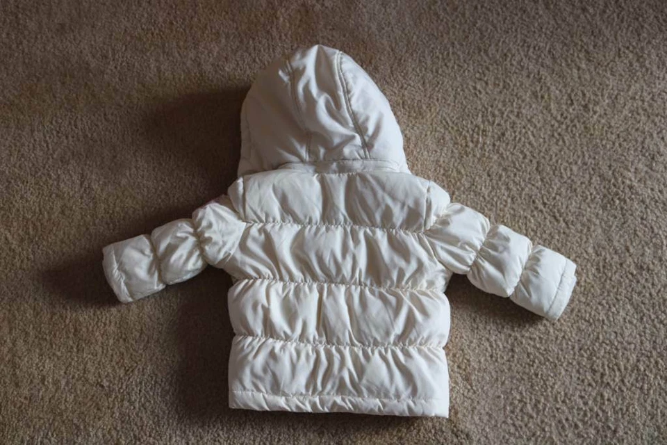 Tommy Hilfiger Chaqueta con Capucha Blanca para Niñas Pequeñas Cremallera Completa Talla 18 Meses Foto 2 de 4