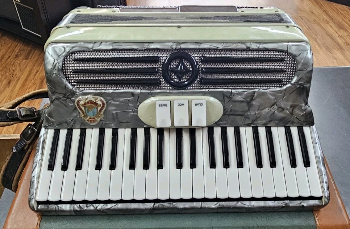 Lindo Accordion w/ Case. Model C-30 | eBay