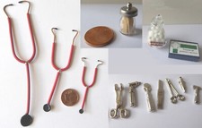Stethoskop Medizin Gerät Arzt Doktor Spritze Spatel Nachttopf Miniatur  1-12cm