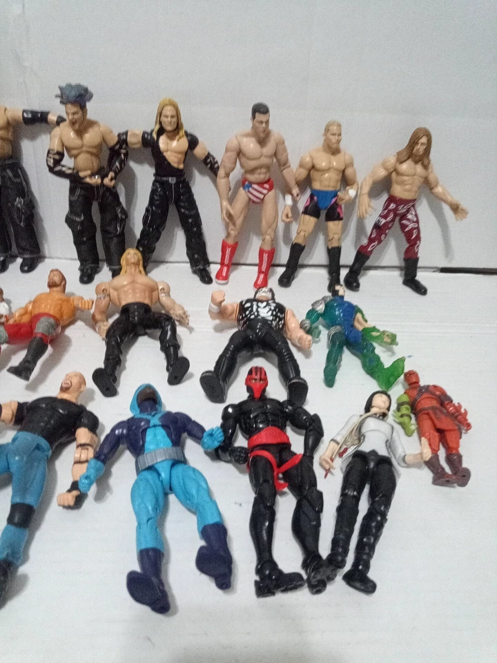 Una colección de 24 figuras de deporte/acción: T. T. J PACIFIC/WCW Toy Biz/WCW Marvel Foto 2 de 4