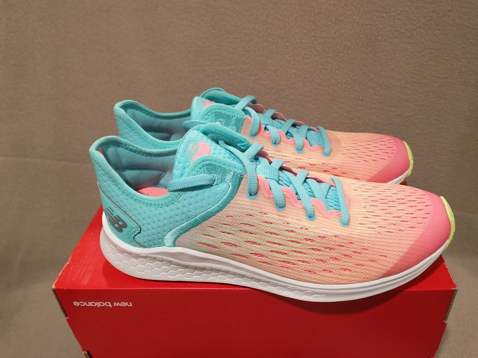 Scarpe arcobaleno pastello New Balance YKFSTBL Fresh Foam veloci giovani ragazze taglia 7