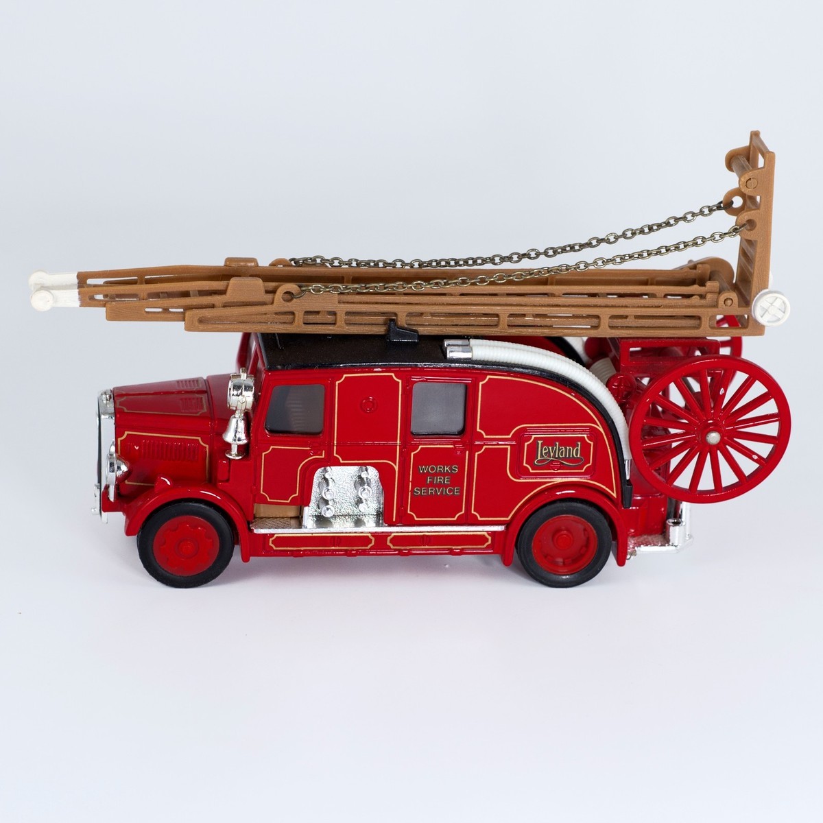 Checker taxicab消防車 fire engine 箱付き1:18 2025 Matchbox #104 Pierce® Arrow XT™ Fire Engine WHITE | MATCHBOX