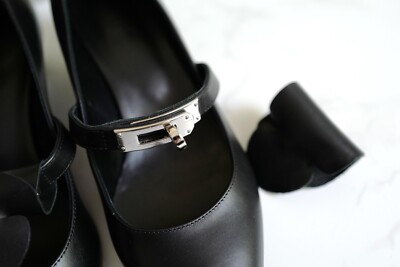 Brand New Hermès Kiara 40 Pumps With Kelly Buckle in Noir Size