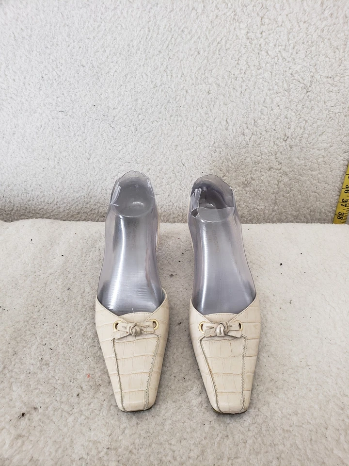 Zapato Liz Claiborne Mujer Pump 6.5 Cuero Crema Cocodrilo Repujado Tacón Eslinga Arco Foto 2 de 4