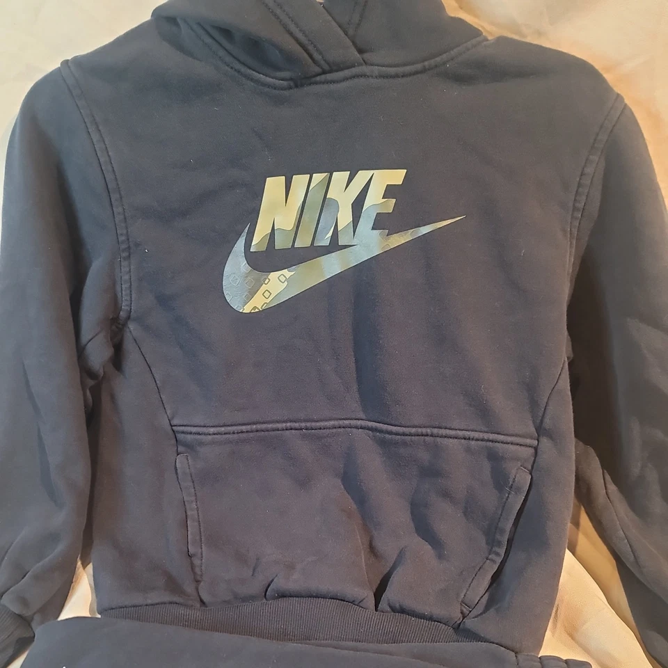 Conjunto de jogger con capucha de 2 piezas Nike para niños jóvenes - mediano Foto 3 de 4