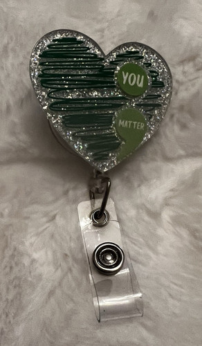 Nuovissimo distintivo cuore retrattile clip su verde argento YOU MATTER infermiera - Foto 1 di 2