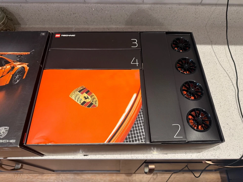 LEGO TECHNIC: Porsche 911 GT3 RS (42056) - Image 2 of 2