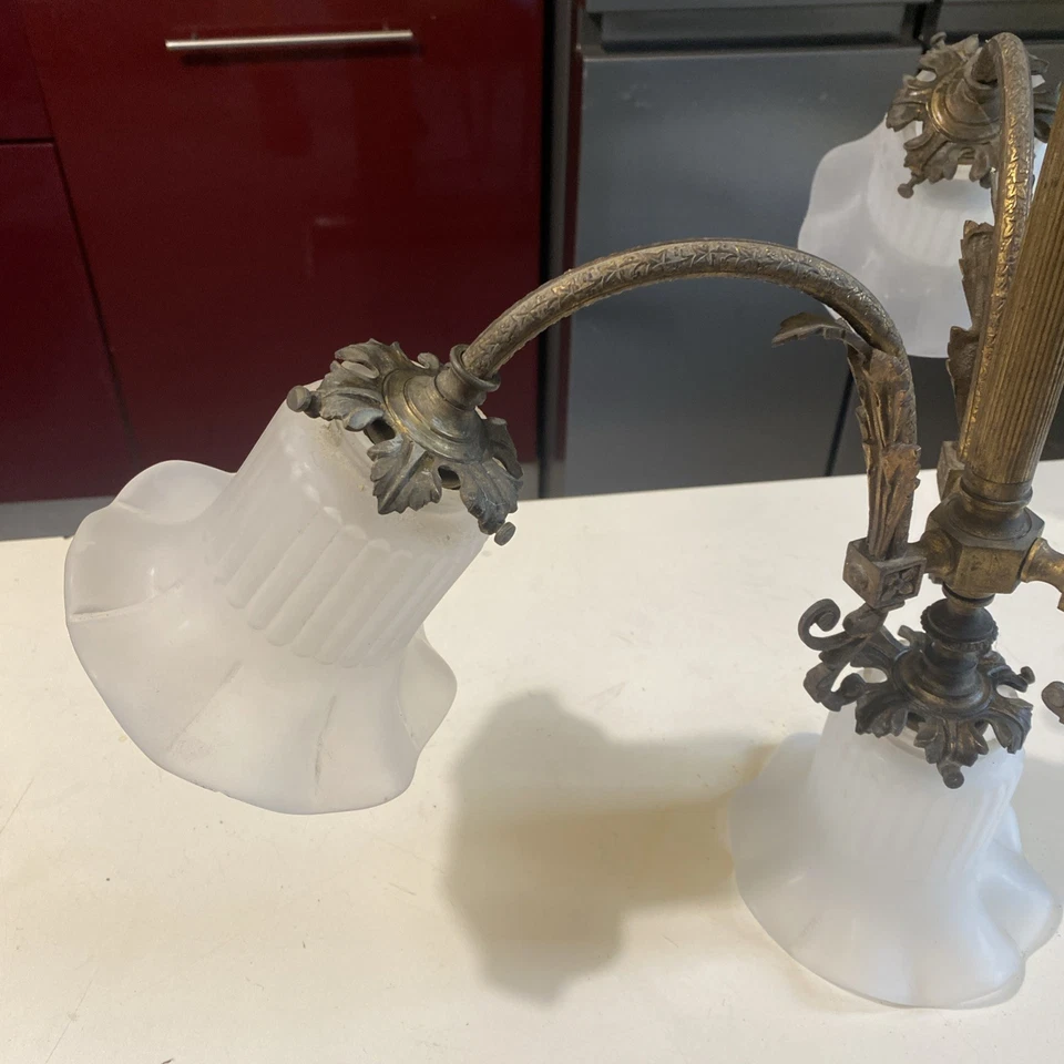 Lustre Ancien style Art Nouveau laiton 3 Branches,et un central Tulipes Opaline - Photo 3/4