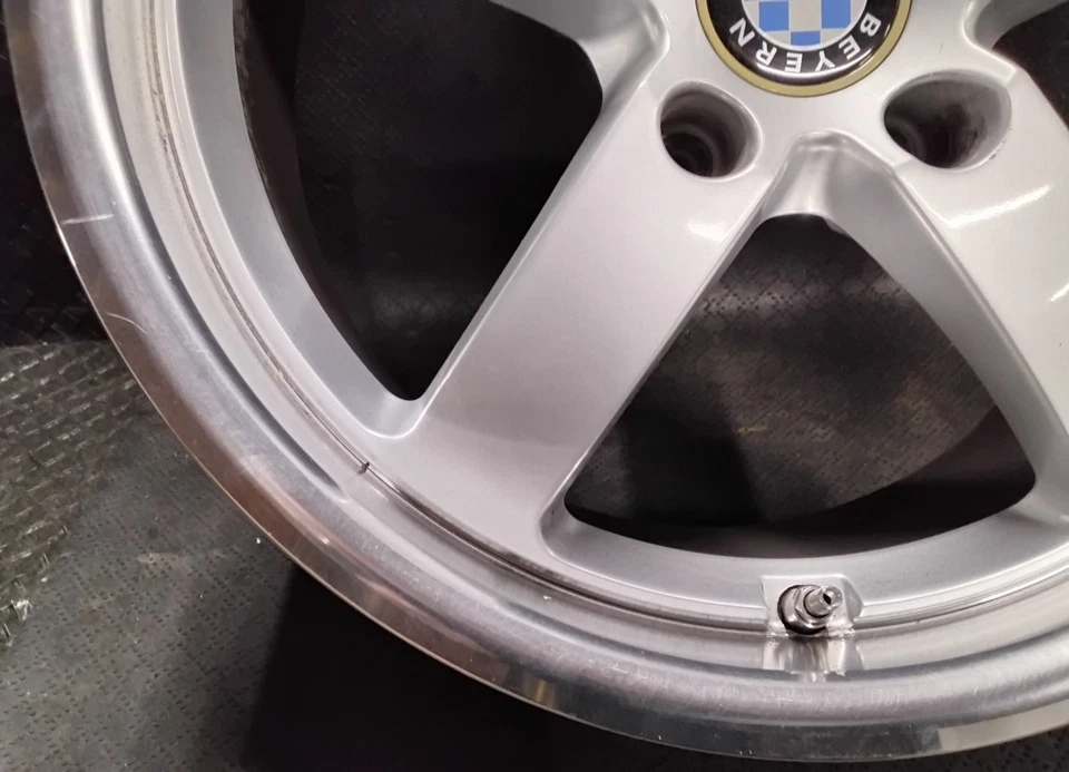 Llanta BMW Serie 5 Beyern 17x8 RAPP 5 radios tracción trasera plateada con borde pulido Foto 4 de 4