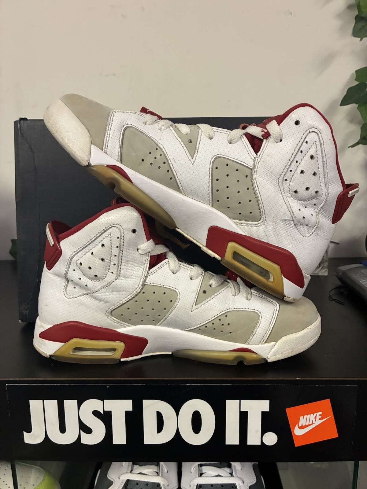 Nike Air Jordan 6 Retro Alternate Hare Gray/White/ Size 7Y 8.5 Women 384665-113 thumbnail 2