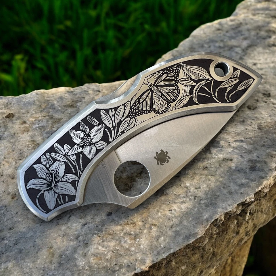 Libélula Spyderco con lirios intrincadamente grabados y mariposa monarca Foto 4 de 4