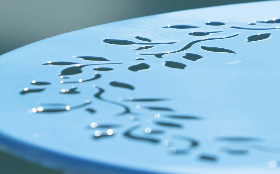 Conjunto de muebles metálicos para patio bistró plegable con respaldo floral azul de 3 piezas Foto 3 de 4