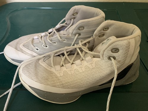 Under Armour 5.5Y basketball shoe white 