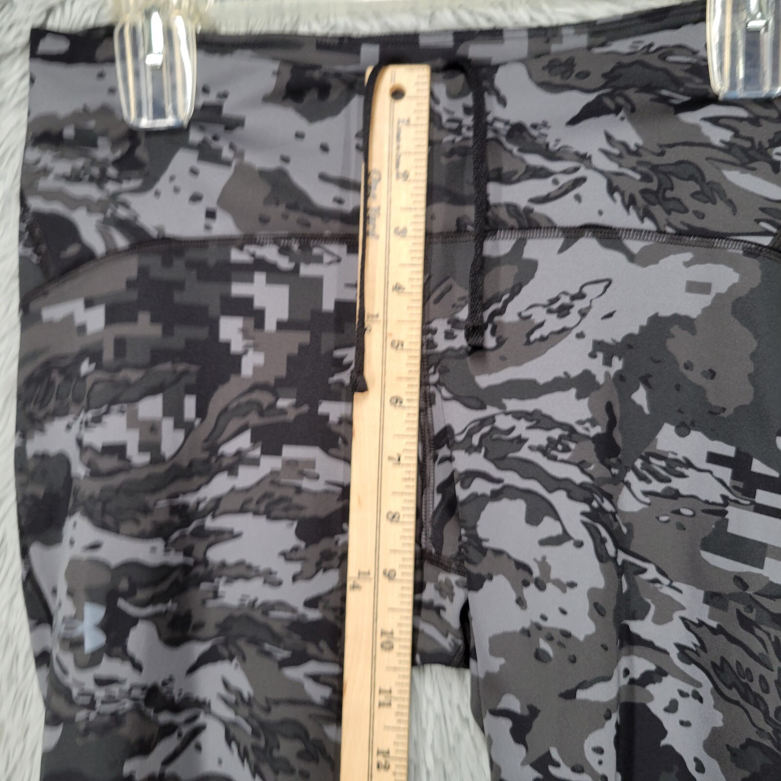 Under Armour Womens Large (28x16.5) Compression Capri Legging Gray Camo