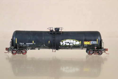BLMA MODELS BLMA20013 N WEATHERED TRINITY RAIL CRUDE OIL TANK CAR TILX 350500 nv - Picture 3 of 4