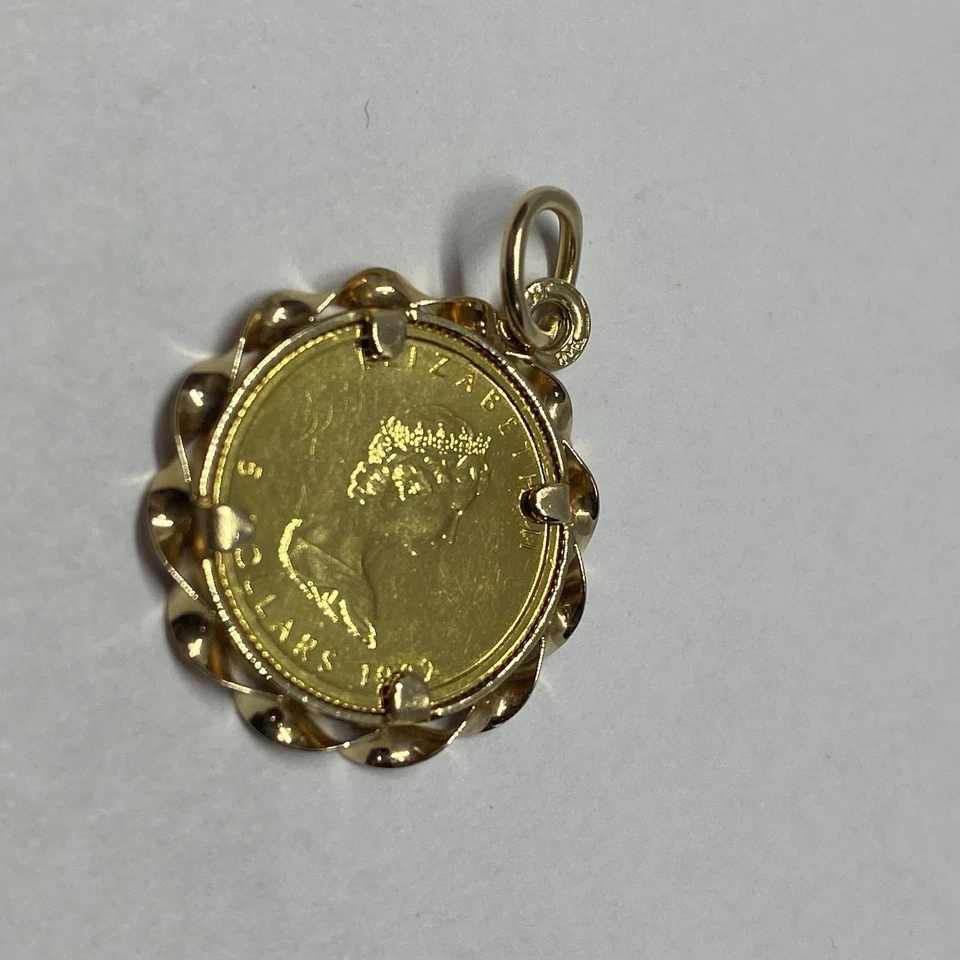 1982 Canada $5 1/10 oz Gold Maple Leaf Coin in 14K Bezel Pendant .9999 Fine - Image 2 of 4