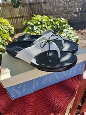 St John’s Bay Woman’s Thong Sandals ALLISON, WHITE BLK BOW ,SIZE 7M CUTEST EVER 