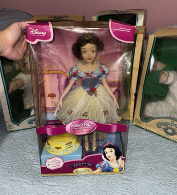 Brass Key Disney Princess Snow White 18in Porcelain Keepsake Doll Stand