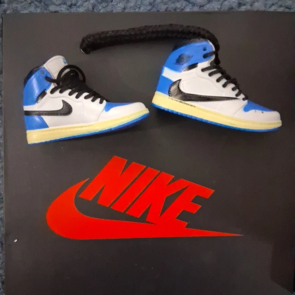 AJ1 Travis Scott 3D Mini-Tênis Chaveiro; 1 Par; com Mini Caixa e Bolsa - Imagem 2 de 3