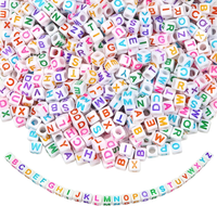 1000 StüCk 6X6Mm Acryl Buchstabenperlen Weiß Perlen Mit Bunt Buchstaben A Bis Z