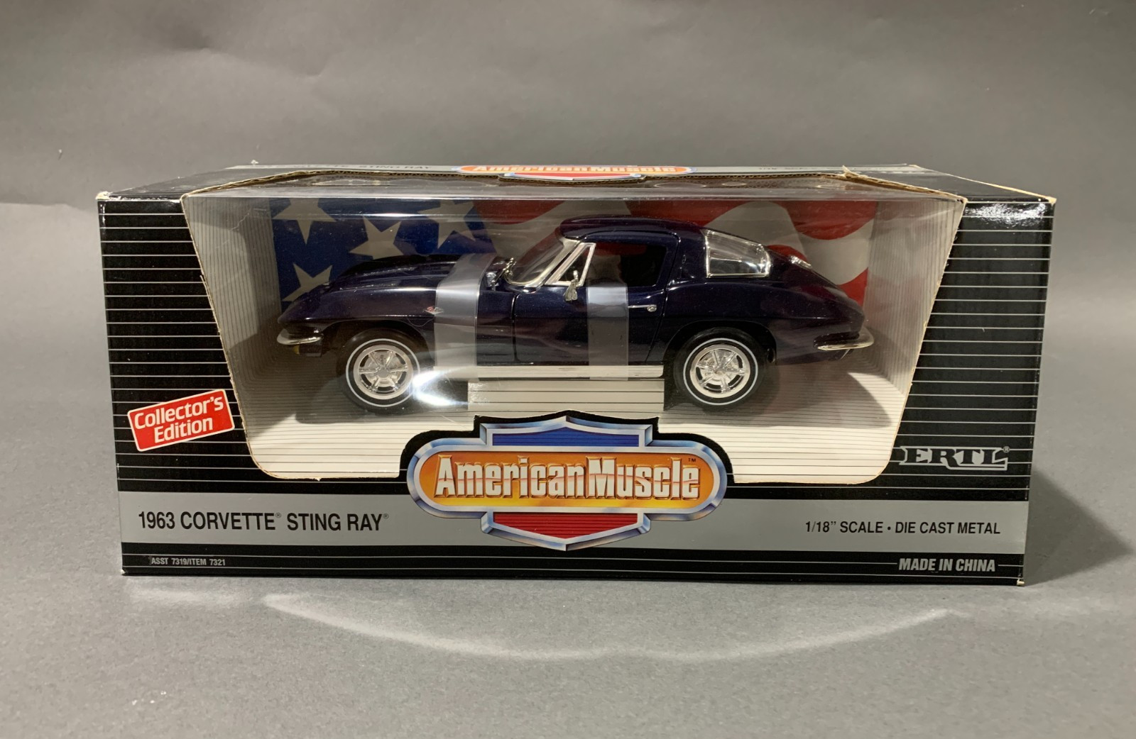 ERTL 1963 Corvette Sting Ray Split Window Daytona Bue 1:18 American Muscle NIB