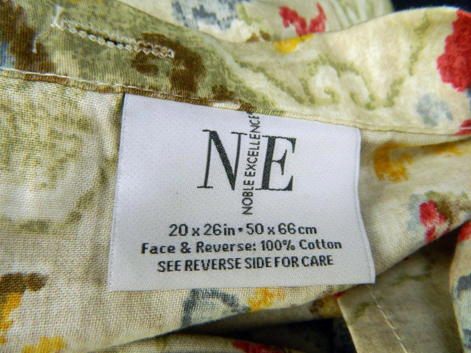 Noble Excellence 西南阿兹特克几何红色蓝色标准枕套 — 第 4/4 张图片