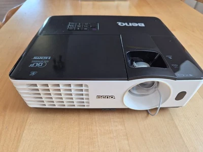 BenQ TH681 Full HD Beamer – defekt – Lampe verschlissen – inkl. Fernbedienung - Bild 1 von 4