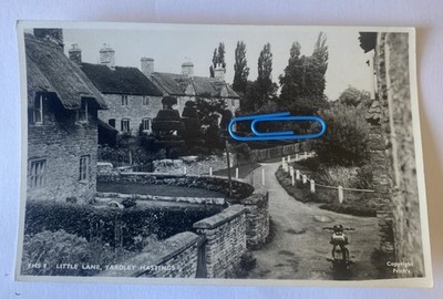 Little Lane, Yardley Hastings, Street View, Motorrad. RPPC Unposted Friths 