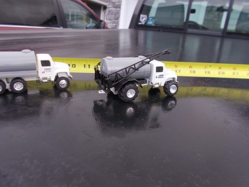 Pair IH International Truck Floater Sprayer Dairy Coop Milk Truck 1/64 Scale - Picture 3 of 5