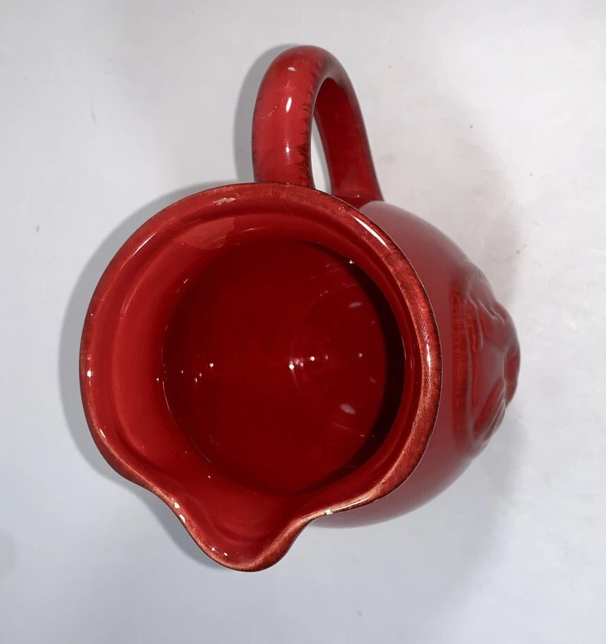 Jarra medallón de cerámica gallo rojo Home Essentials and Beyond con mango Foto 3 de 4