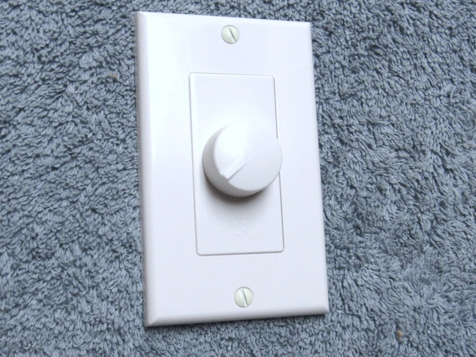 Russound ALTx Placa de Pared Blanca Perilla Eje D 26X15 para Impedancia Volumen Coincidente Foto 3 de 4