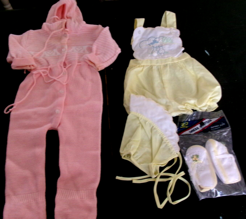 VINTAGE KINDERKLEIDUNG; ROSA STRICKWIMPELKETTE, 3-TEILIGER GELBER SPIELANZUG