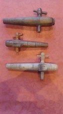 3 anciens robinets de tonneau en bois différents , n° 25