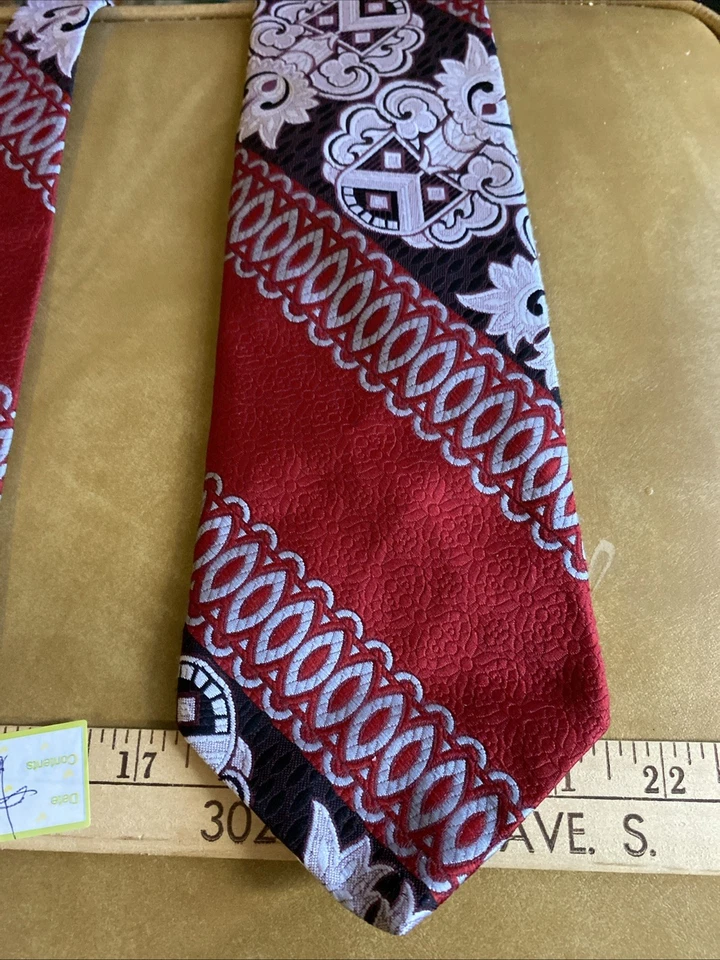 Big Bold Único Don Loper Vintage Corbata Rojo/Plateado con Diseños de Máscaras Malvadas (medallas Foto 2 de 4