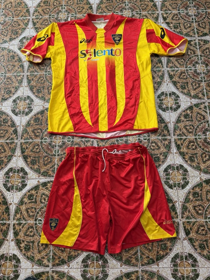 Completino Raro Asics Vintage us lecce 1908 Da Magazzino Vucinic 9 Autografata - Immagine 2 di 4