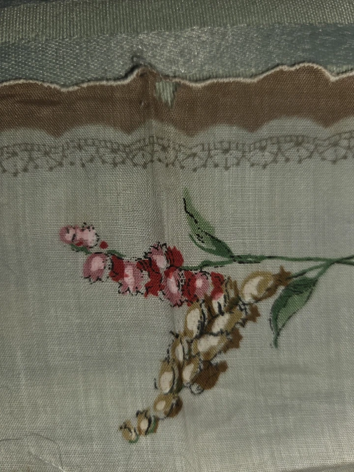 Pañuelo lirio del valle y ramo surtido de hermosas flores Foto 3 de 4